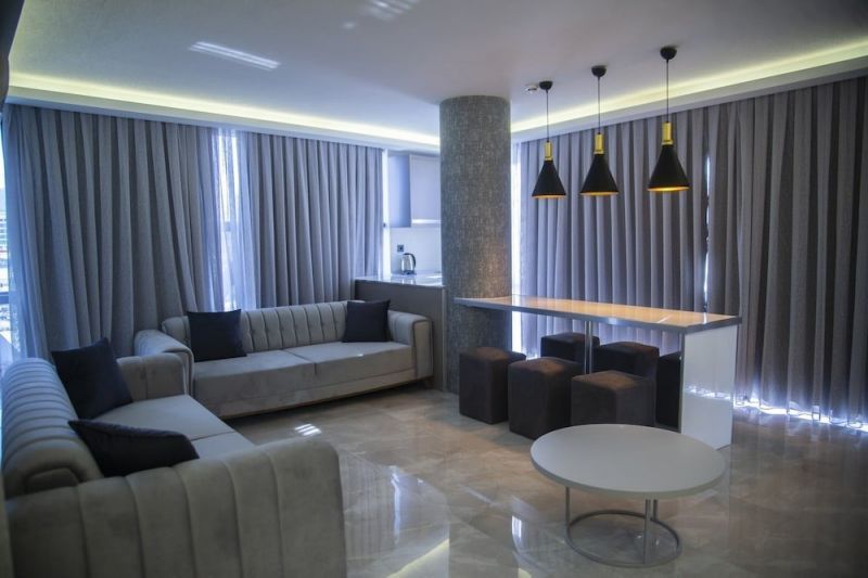 LE LUXE SUITES HOTEL & SPA