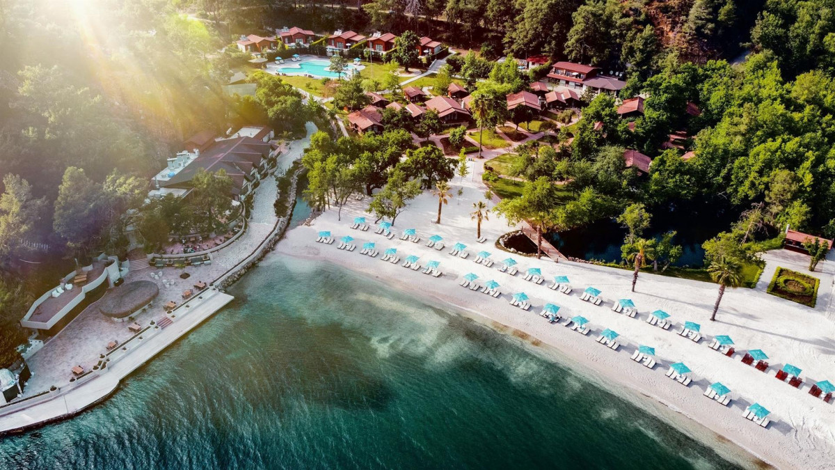 THE BAY BEACH CLUB & PORT SIGL