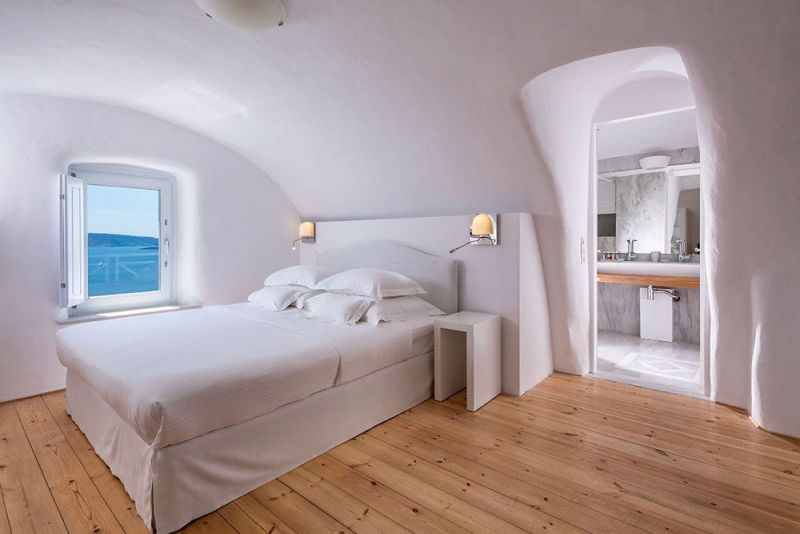 CANAVES OIA HOTEL