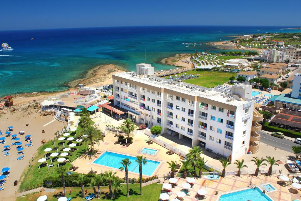 POLA COSTA APT ADULT ONLY
