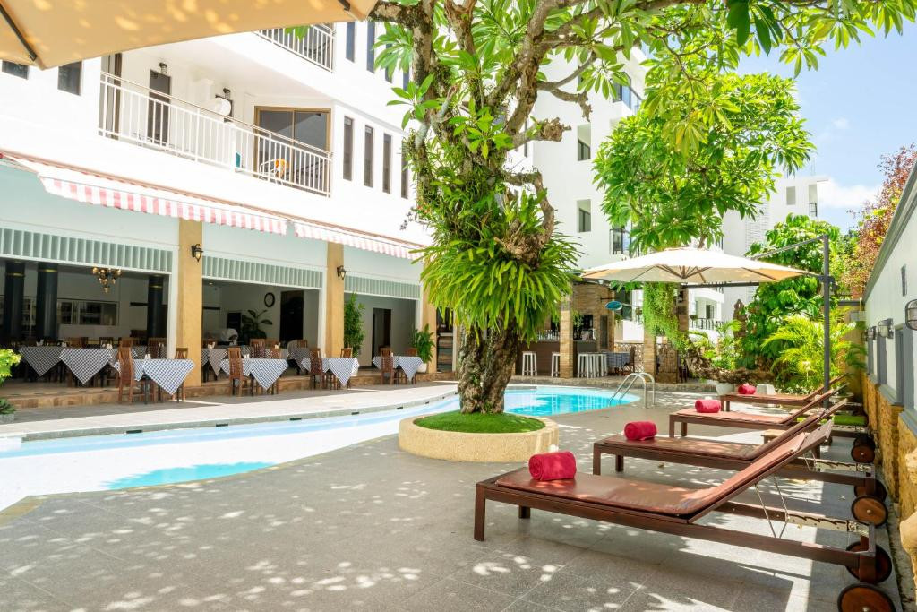 LA VINTAGE RESORT (EX. POPPA PALACE)