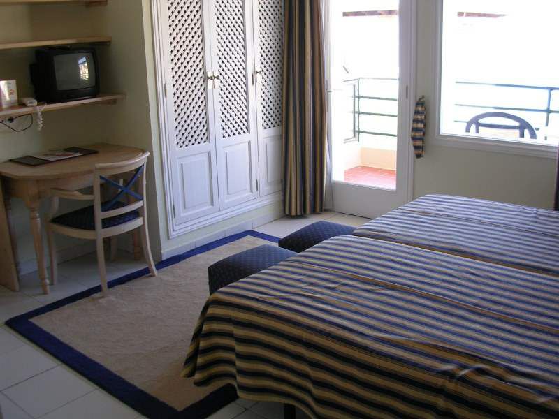 ROC BUGAMBILIA APARTHOTEL