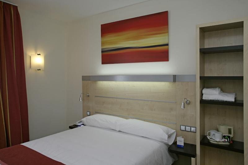 HOLIDAY INN EXPRESS BARCELONA CITY 22
