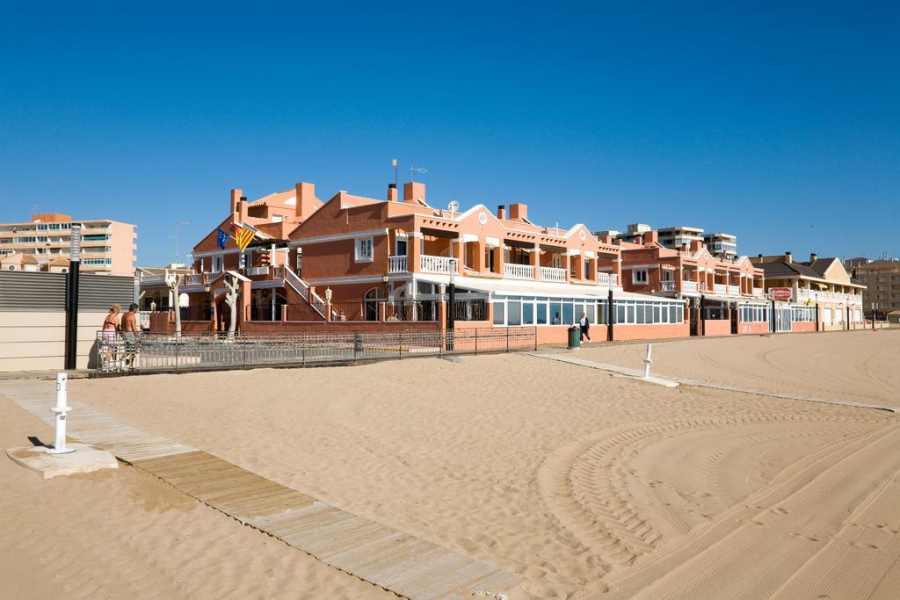 LLOYDS BEACH CLUB