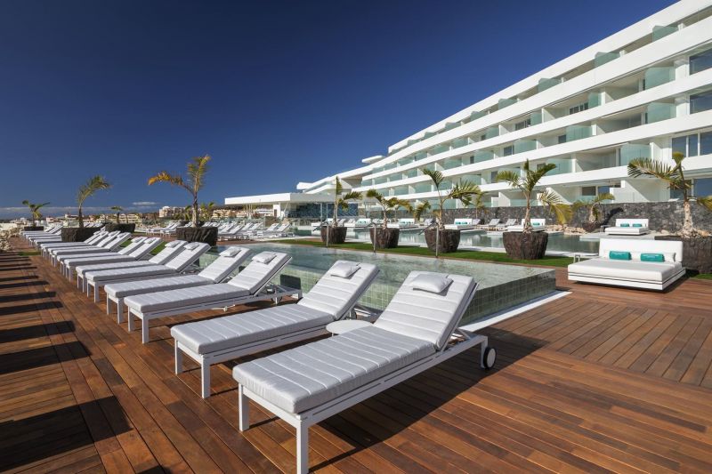 ROYAL HIDEAWAY CORALES SUITES