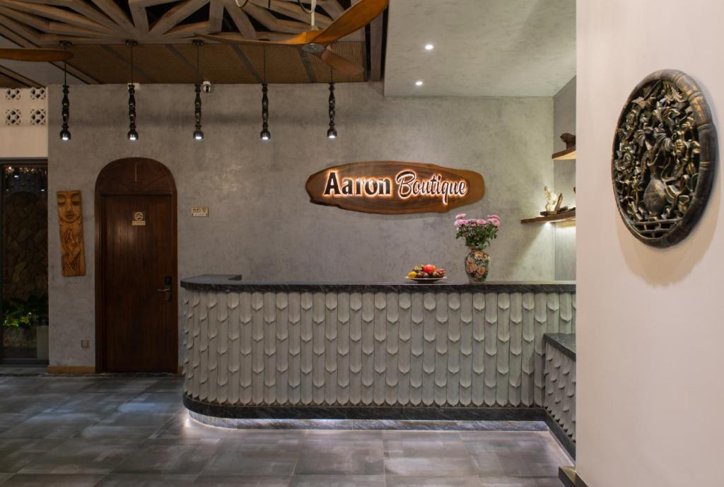 AARON BOUTIQUE