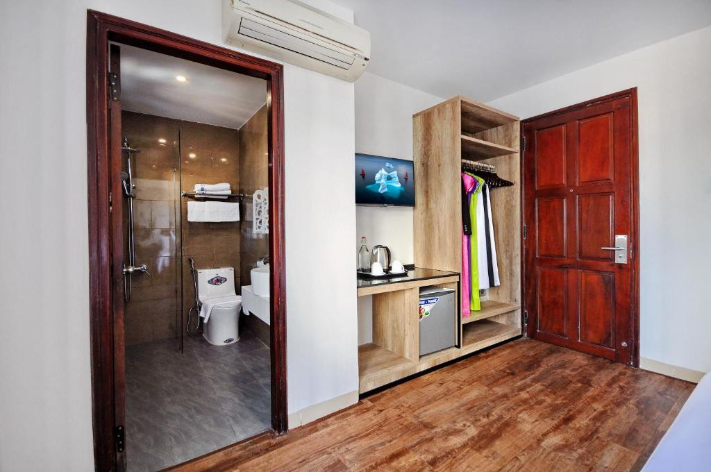 GOLDEN LOTUS фото 3