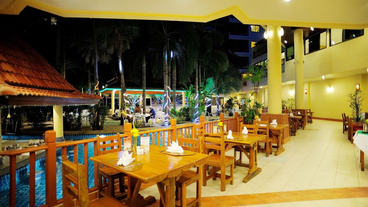 B BURI HOTEL фото 3