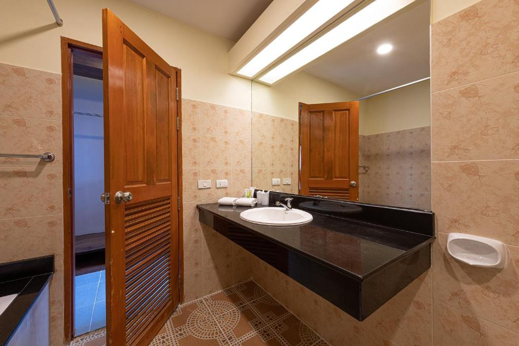 BLUE BEACH GRAND RESORT AND SPA (EX. CHALONG BEACH HOTEL & SPA) фото 3