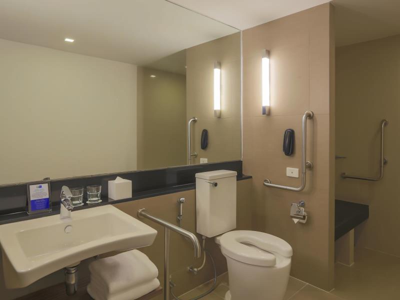 HOLIDAY INN EXPRESS BANGKOK SATHORN фото 2