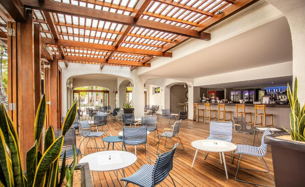 MAURICIA BEACHCOMBER RESORT & SPA фото 4