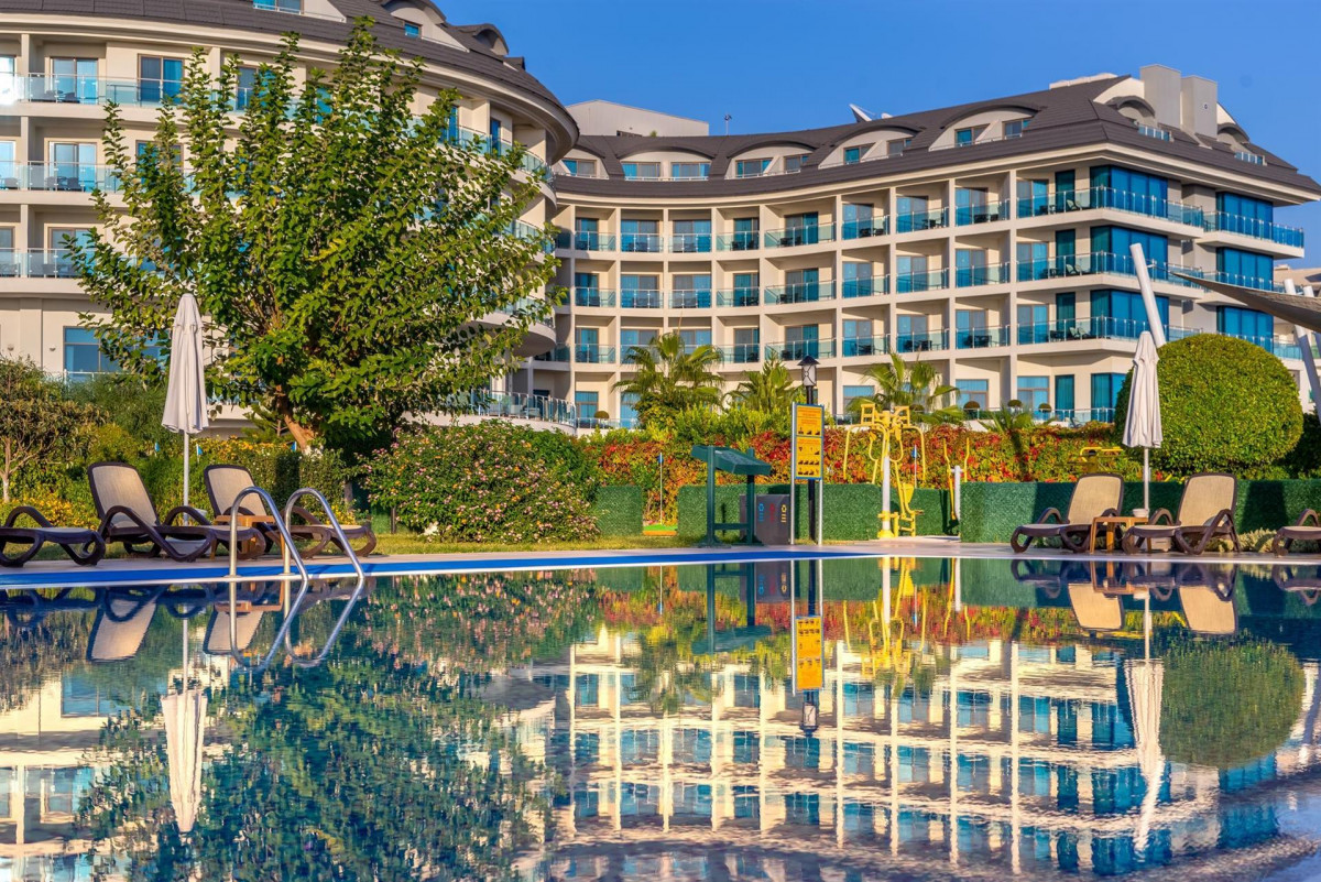 COMMODORE ELITE SUITES & SPA ADULTS ONLY 18+ фото 2
