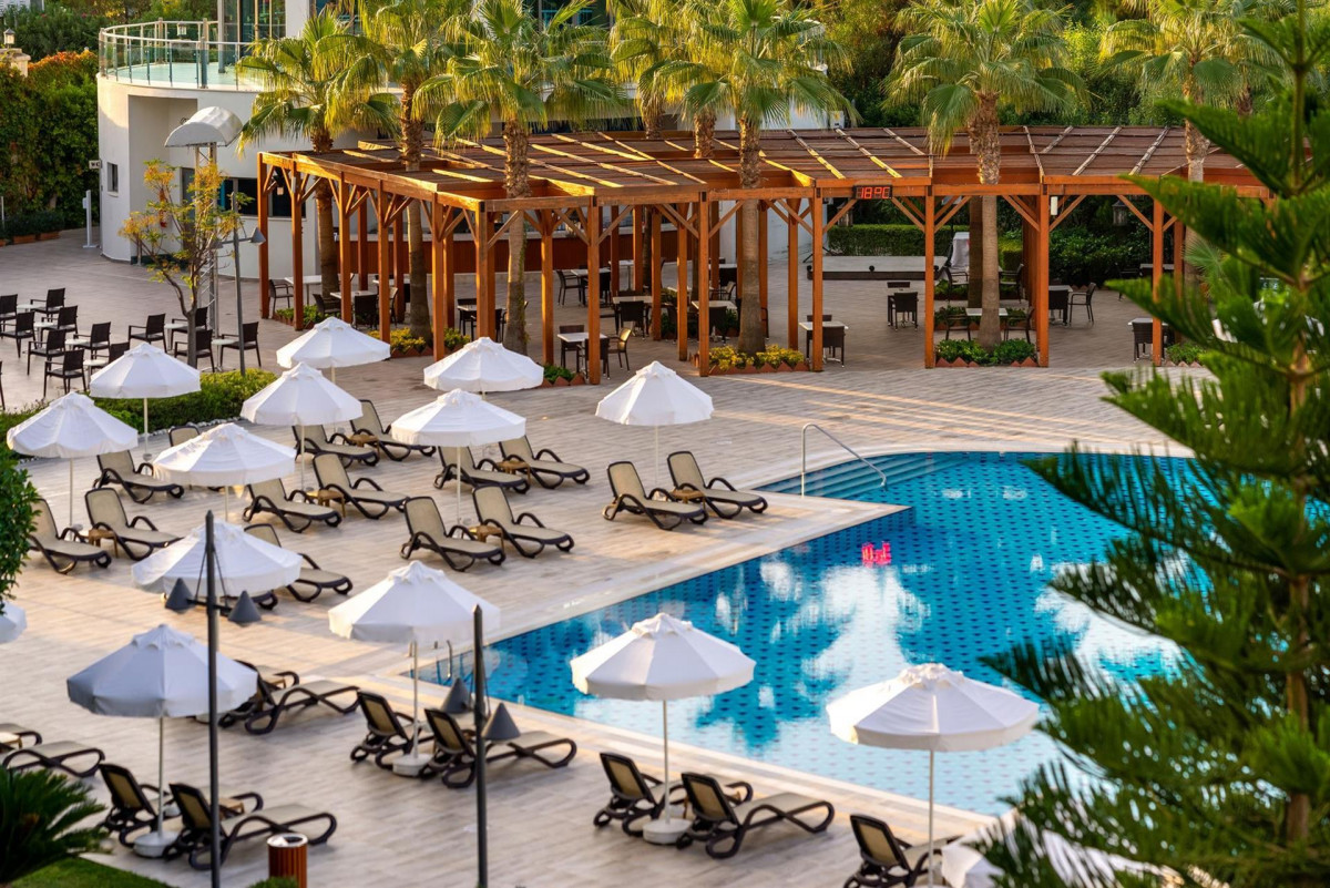 COMMODORE ELITE SUITES & SPA ADULTS ONLY 18+ фото 3