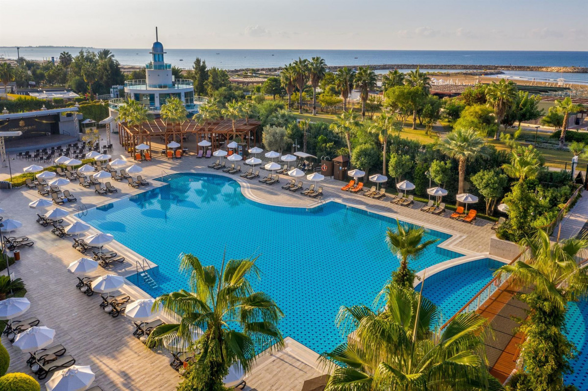 COMMODORE ELITE SUITES & SPA ADULTS ONLY 18+ фото 4