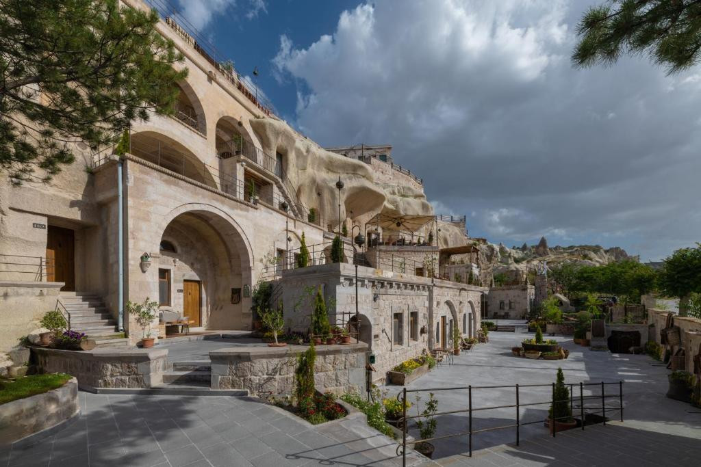 HERA CAVE SUITES