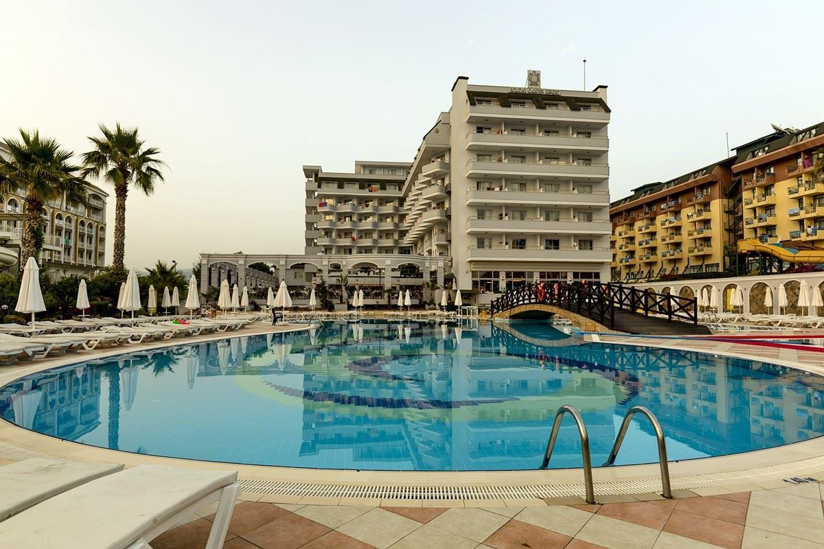 HOLIDAY GARDEN RESORT