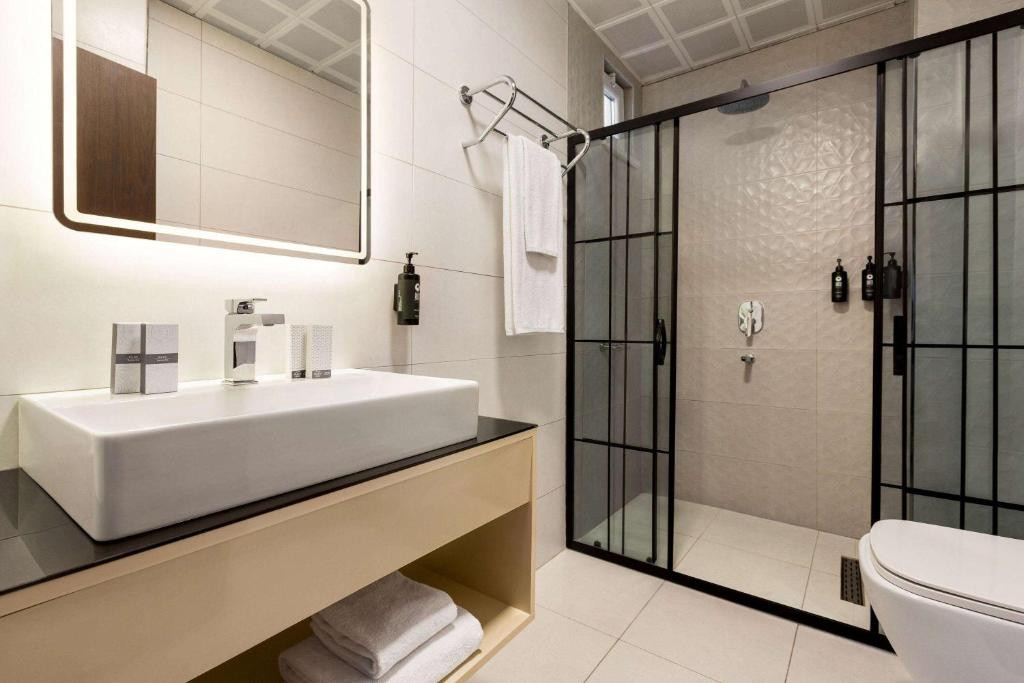 OPERLA AIROPORT HOTELS TRANDEMARK COLLECTION BY WYNDHAM фото 4