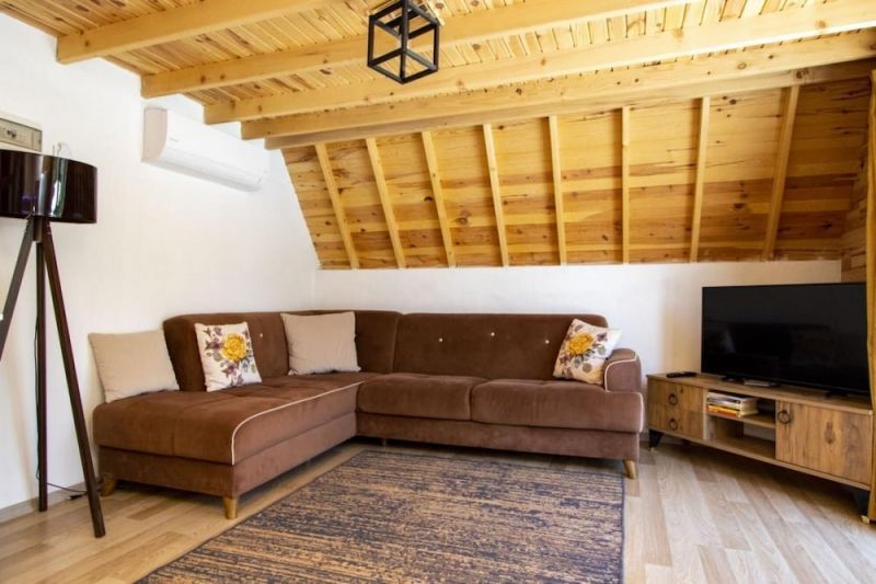 VILLA WITH POOL JACUZZI AND BACKYARD IN INLICE фото 4