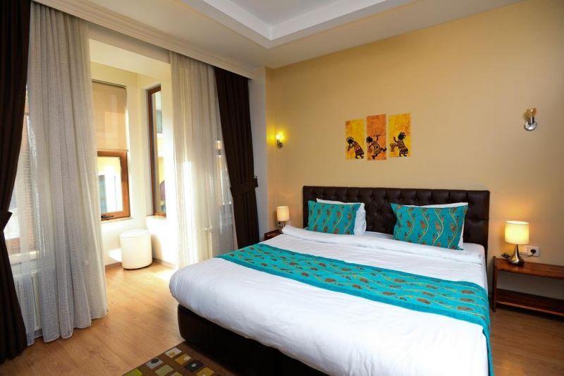 RETROPERA HOTEL