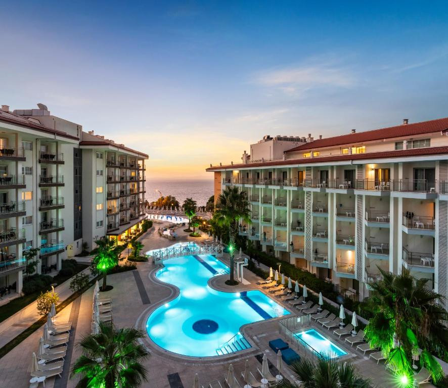 RAMADA HOTEL & SUITES BY WYNDHAM KUSADASI фото 2