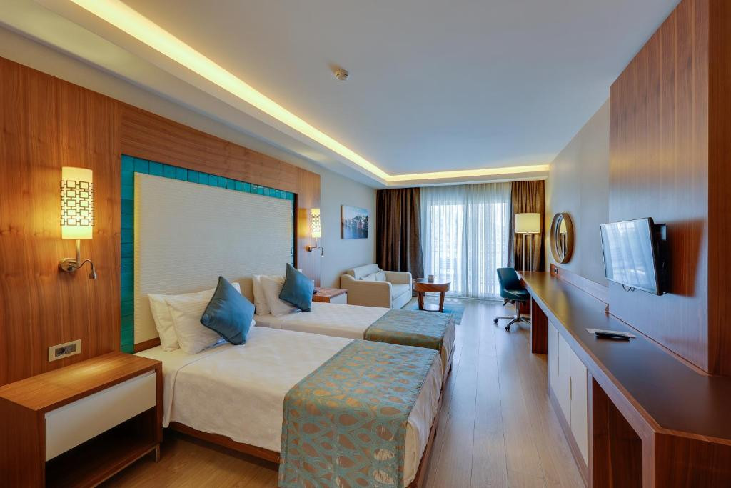 RAMADA HOTEL & SUITES BY WYNDHAM KUSADASI фото 3