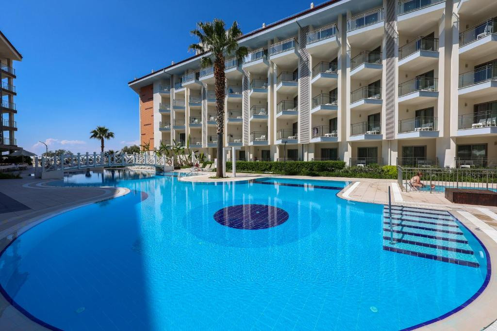RAMADA HOTEL & SUITES BY WYNDHAM KUSADASI фото 6