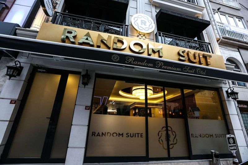 RANDOM SUIT OTEL