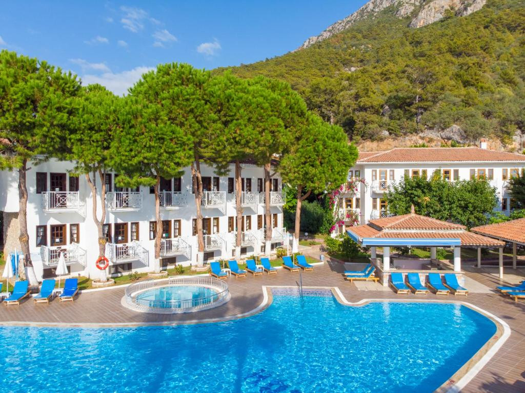 WHITE HOTEL