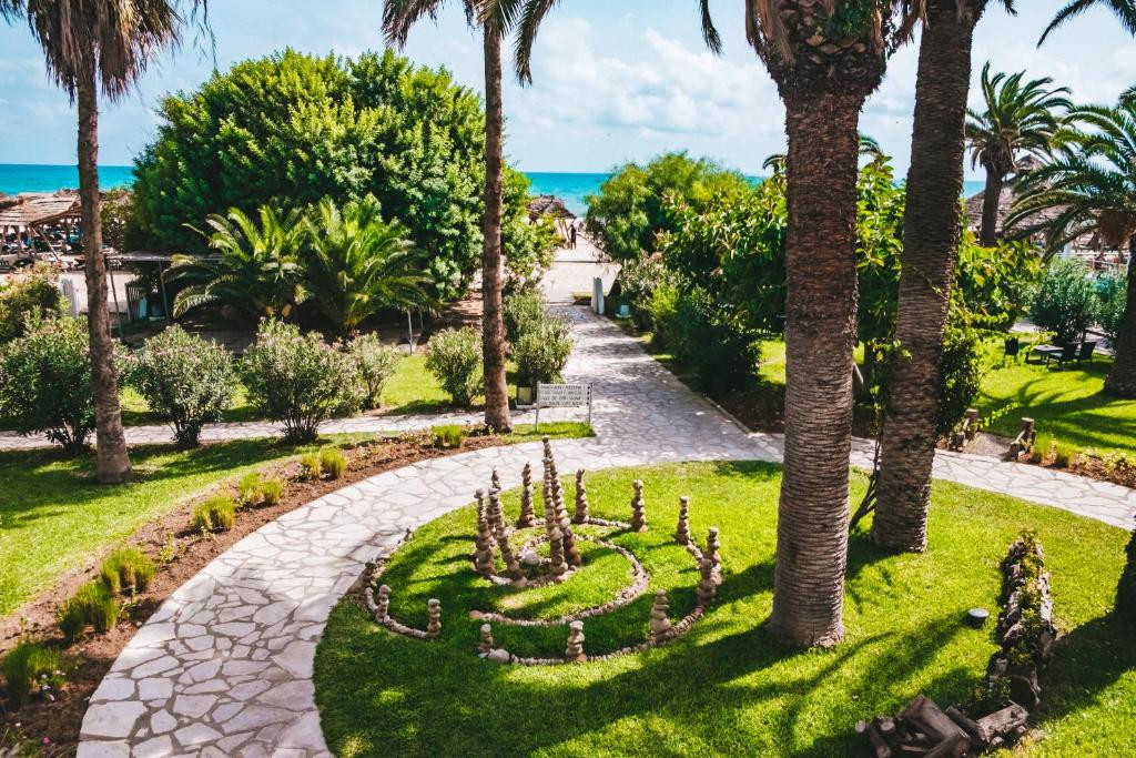 THE ORANGERS BEACH RESORT & BUNGALOWS фото 6