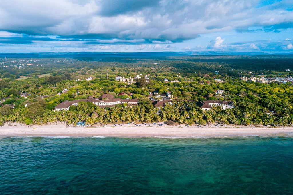 DIANI REEF BEACH RESORT & SPA фото 2