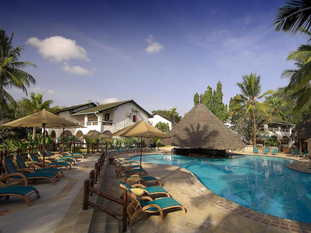 PINEWOOD BEACH RESORT & SPA