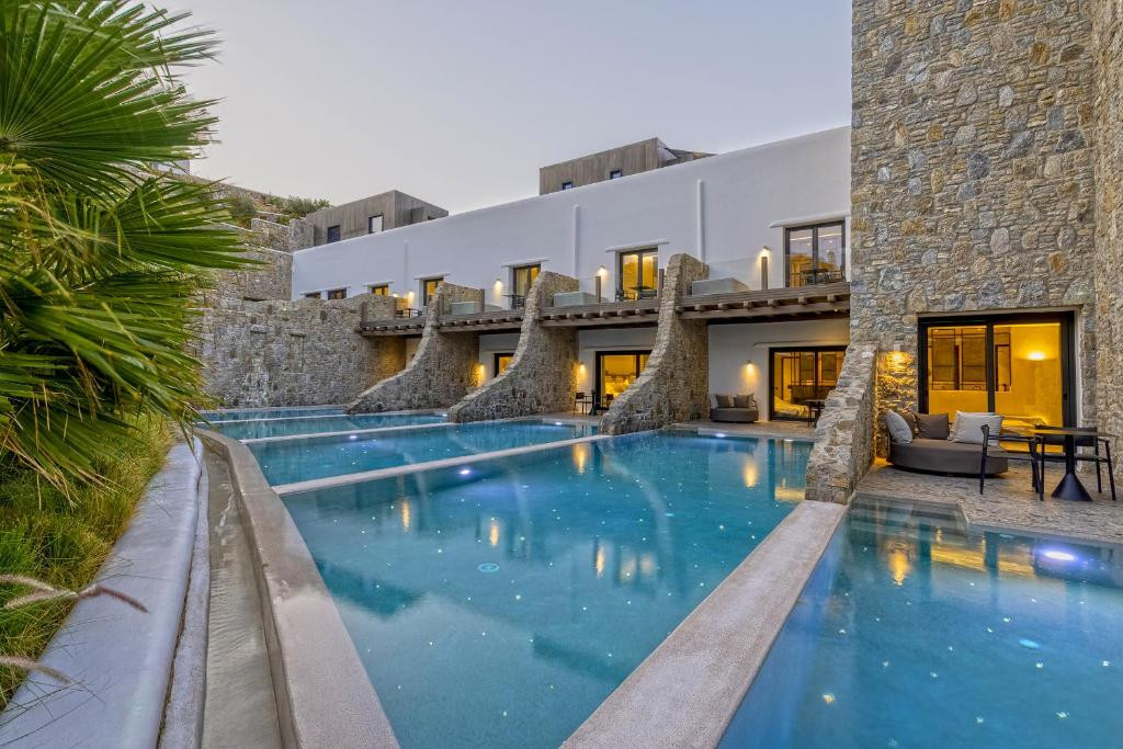 AEONIC SUITES & SPA