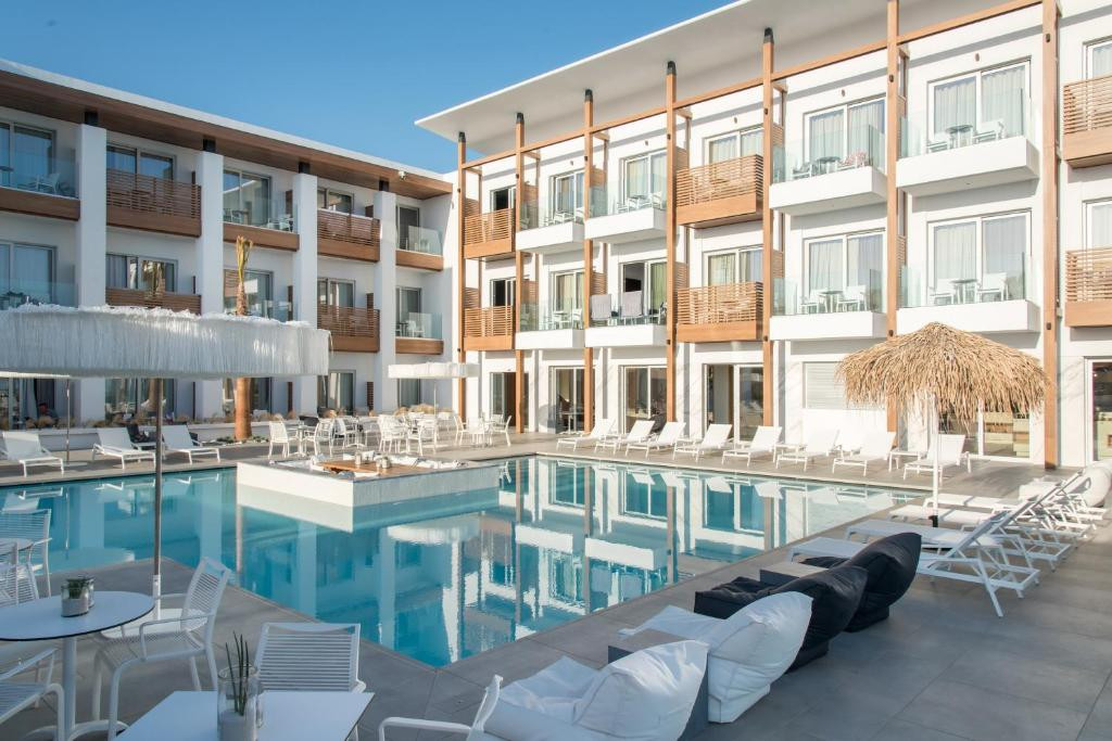 ENORME AMMOS BEACH RESORT