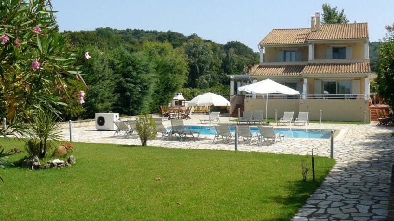 AVLAKI BEACHFRONT VILLA
