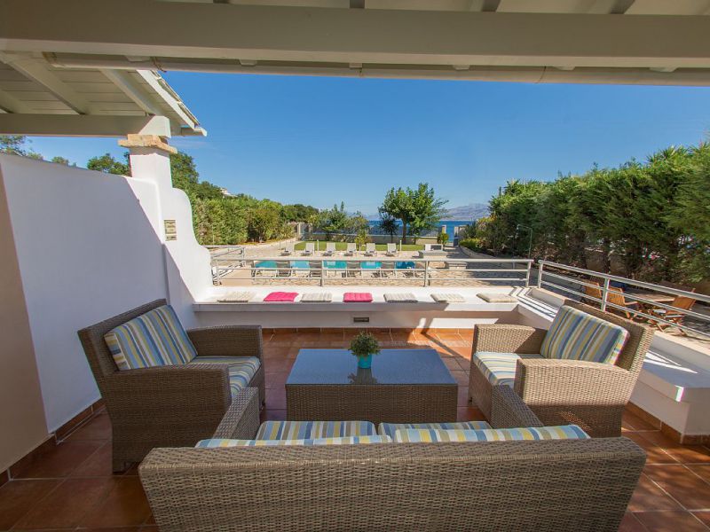 AVLAKI BEACHFRONT VILLA фото 4