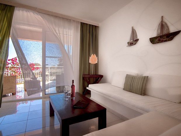 BELVEDERE GERAKAS LUXURY SUITES фото 3
