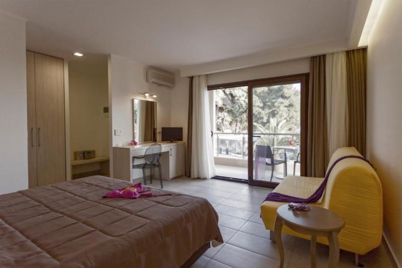 LAGOMANDRA BEACH & SUITES фото 3