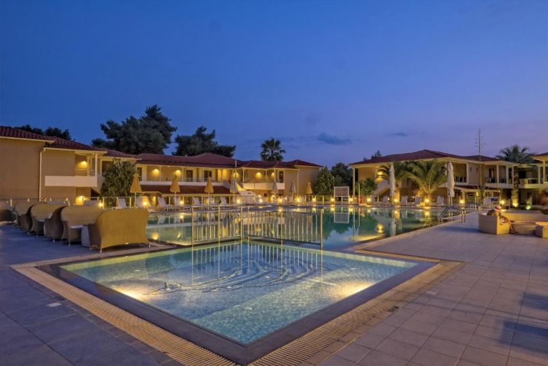 LAGOMANDRA BEACH & SUITES фото 4