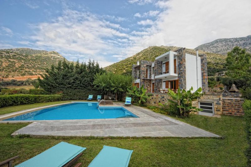 MANOLIOUDIS VILLAS