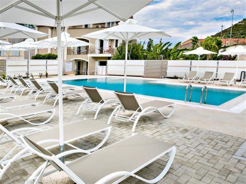 NOTOS LUXURY BOUTIQUE фото 2
