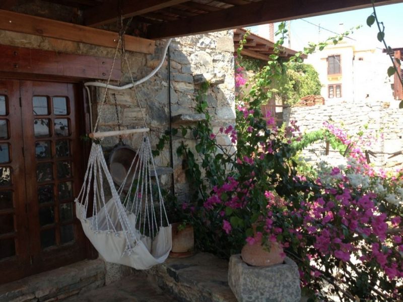 THE TRADITIONAL HOMES & VILLAS OF CRETE