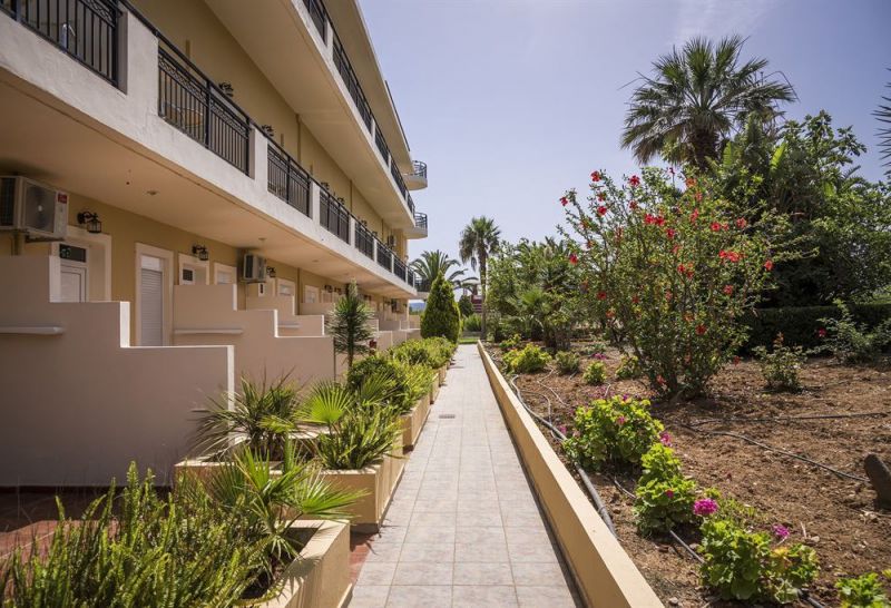 VANTARIS GARDEN & CORNER APT фото 6