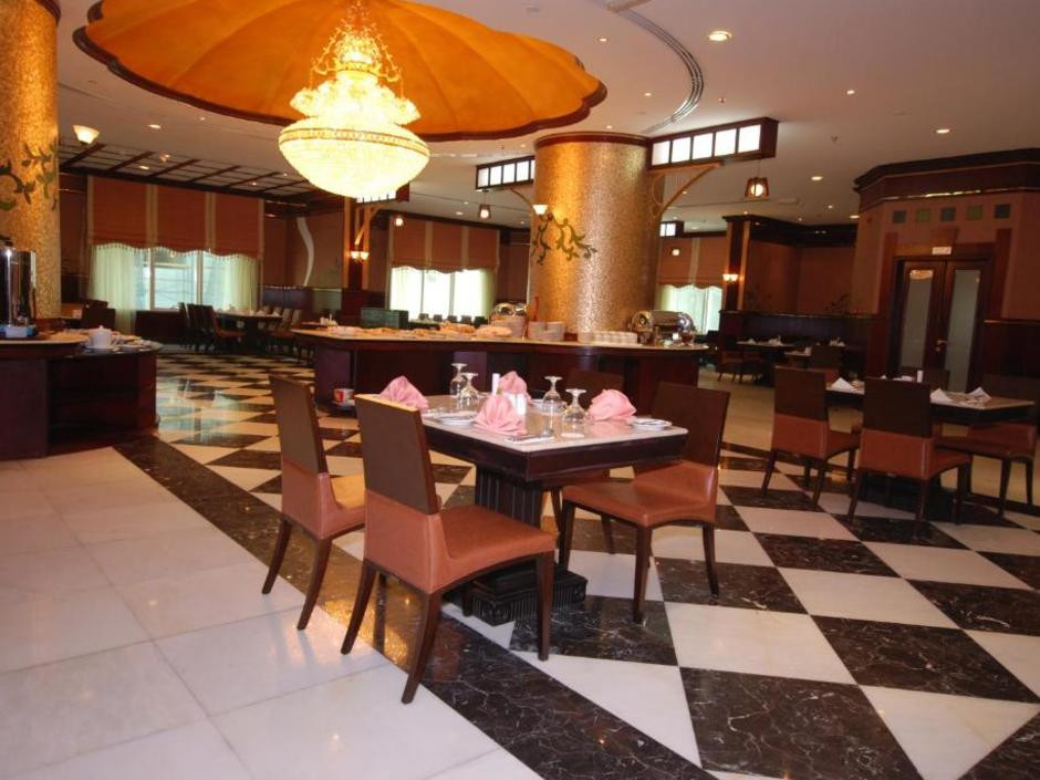 AL BUSTAN TOWER HOTEL SUITES фото 2