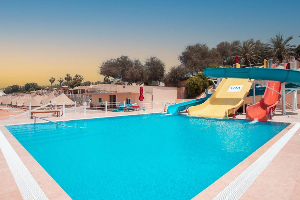 BM BEACH HOTEL фото 2