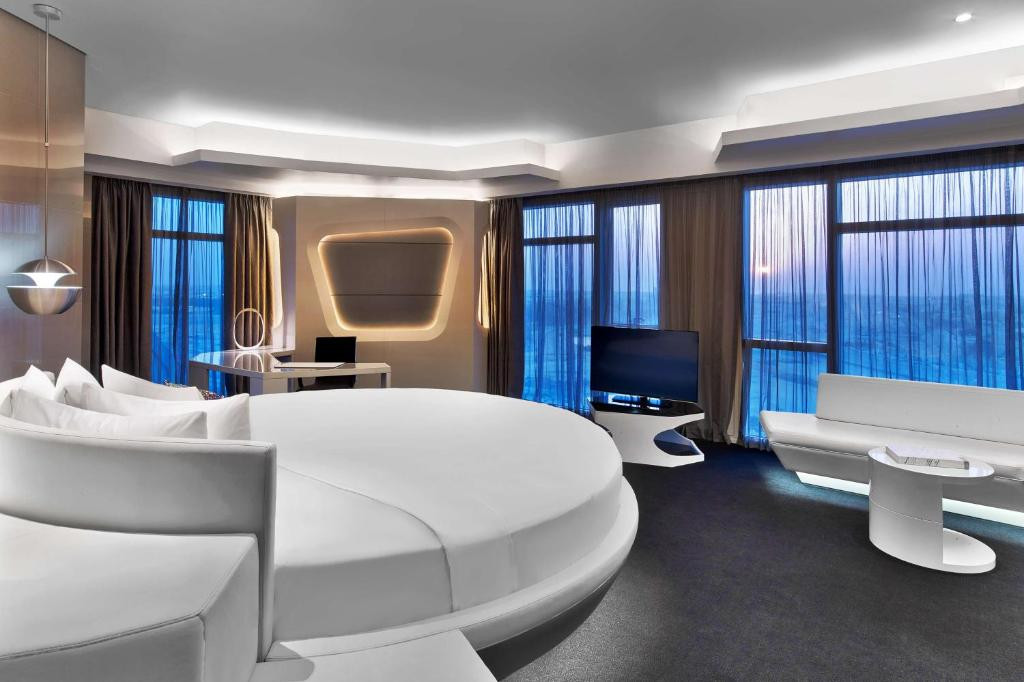 V HOTEL CURIO COLLECTION BY HILTON фото 3