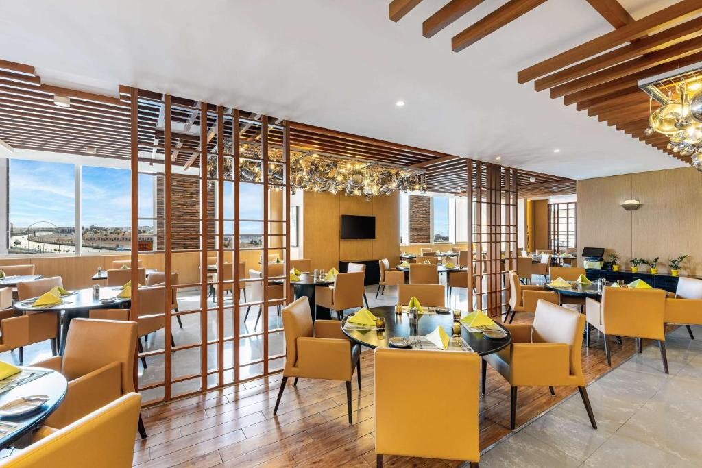 V HOTEL CURIO COLLECTION BY HILTON фото 6