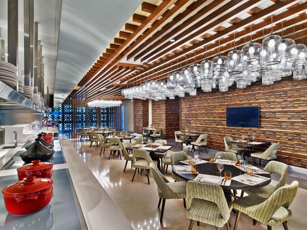 V HOTEL CURIO COLLECTION BY HILTON фото 8
